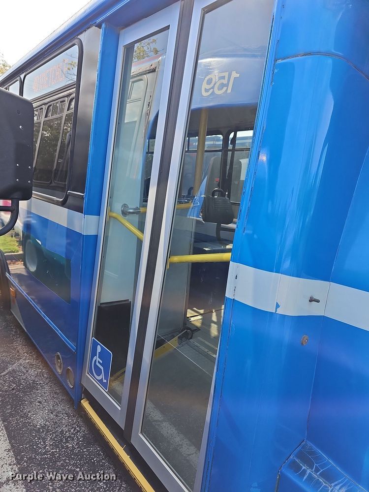 image for item DN8746 2015 Ford Champion E450 Super Duty  shuttle bus