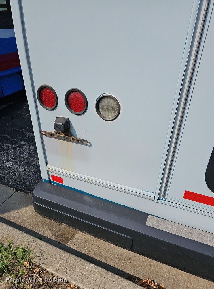 image for item DN8746 2015 Ford Champion E450 Super Duty  shuttle bus