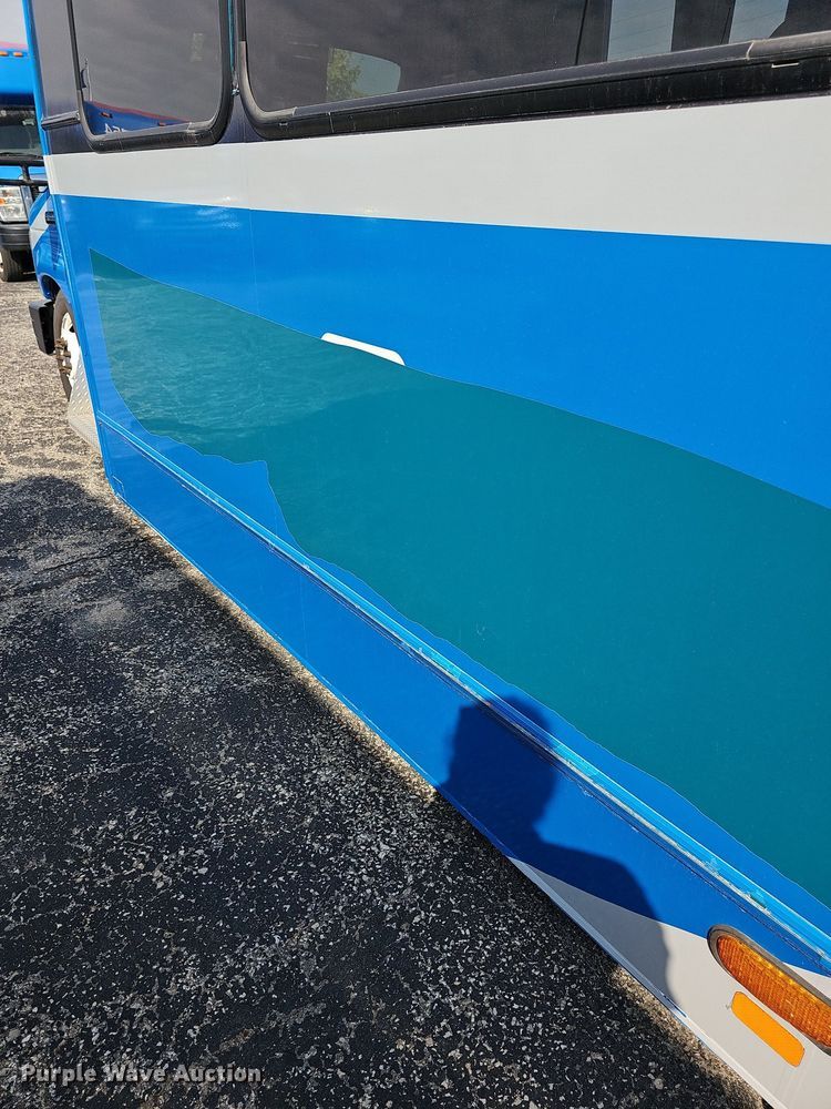 image for item DN8746 2015 Ford Champion E450 Super Duty  shuttle bus