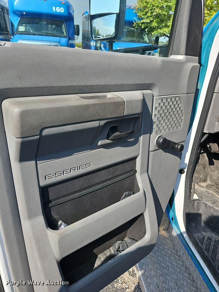 image for item DN8746 2015 Ford Champion E450 Super Duty  shuttle bus