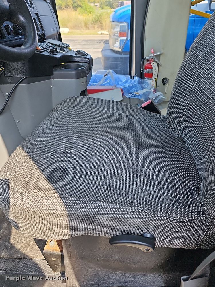 image for item DN8746 2015 Ford Champion E450 Super Duty  shuttle bus