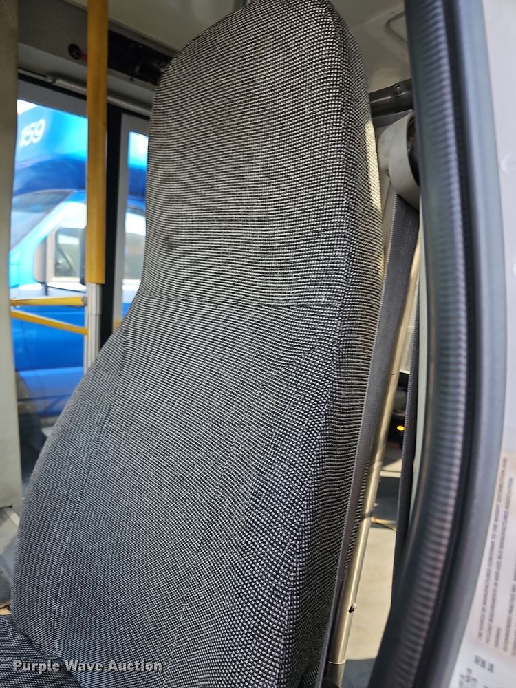 image for item DN8746 2015 Ford Champion E450 Super Duty  shuttle bus