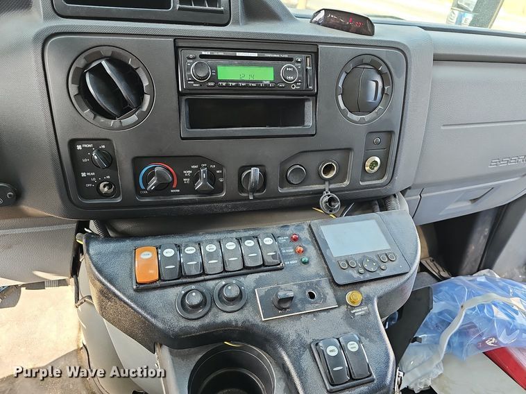 image for item DN8746 2015 Ford Champion E450 Super Duty  shuttle bus