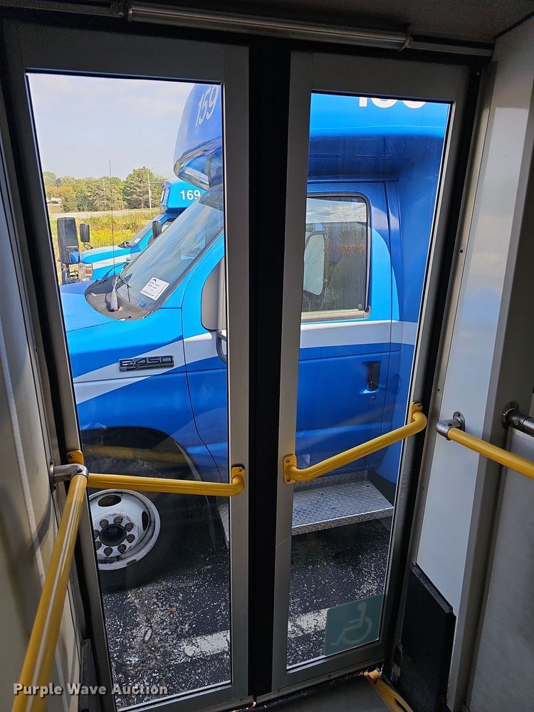 image for item DN8746 2015 Ford Champion E450 Super Duty  shuttle bus