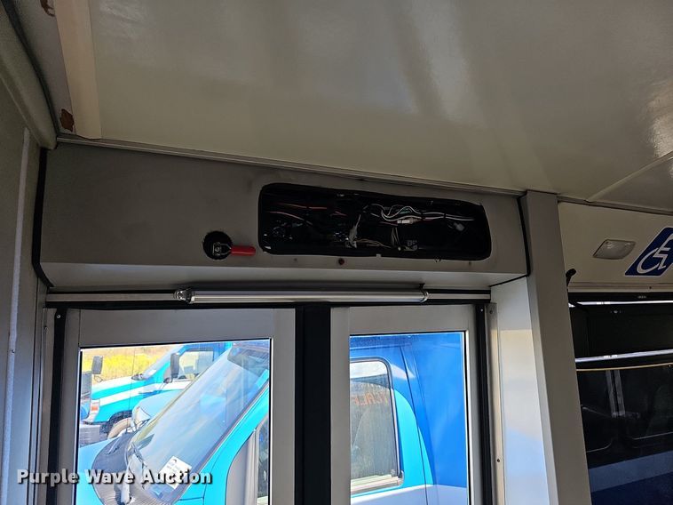 image for item DN8746 2015 Ford Champion E450 Super Duty  shuttle bus