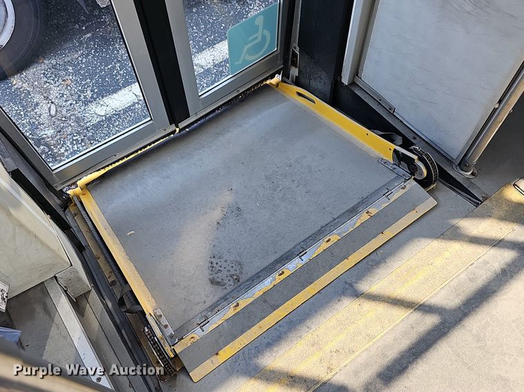 image for item DN8746 2015 Ford Champion E450 Super Duty  shuttle bus