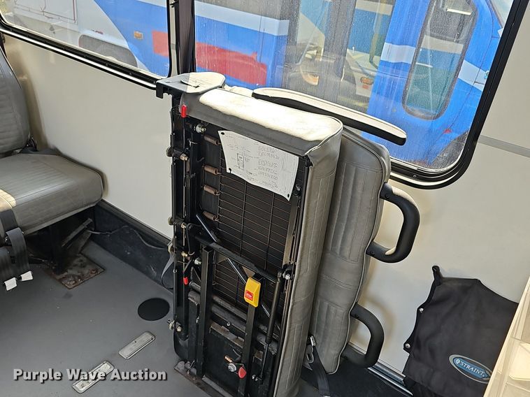 image for item DN8746 2015 Ford Champion E450 Super Duty  shuttle bus