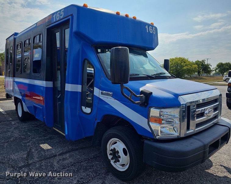 image for item DN8747 2014 Ford E450 Super Duty  shuttle bus