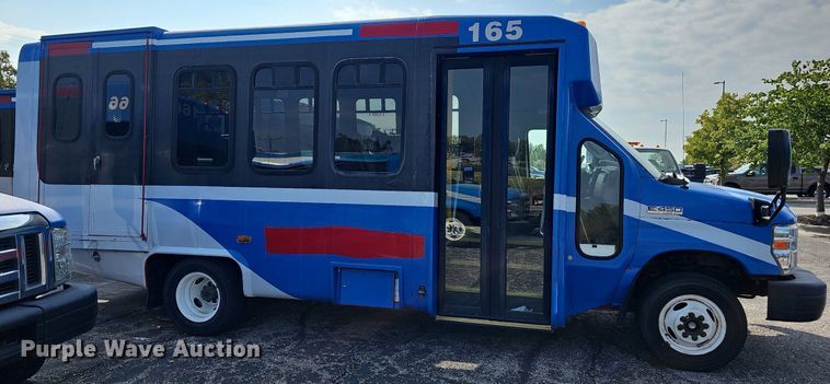 image for item DN8747 2014 Ford E450 Super Duty  shuttle bus