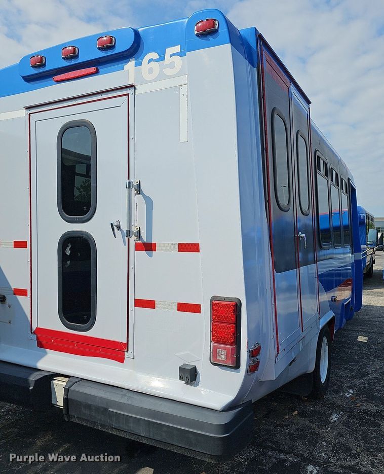 image for item DN8747 2014 Ford E450 Super Duty  shuttle bus