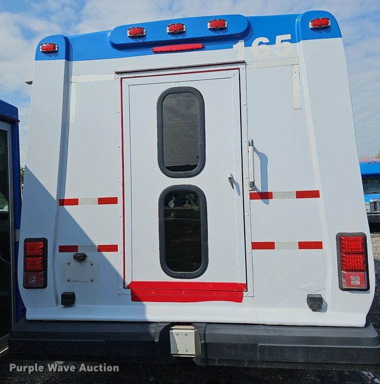 image for item DN8747 2014 Ford E450 Super Duty  shuttle bus