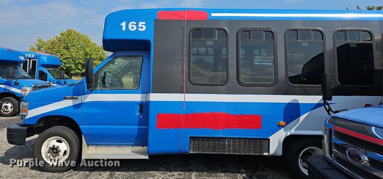 image for item DN8747 2014 Ford E450 Super Duty  shuttle bus