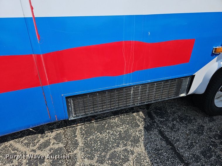 image for item DN8747 2014 Ford E450 Super Duty  shuttle bus