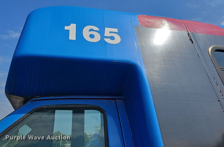 image for item DN8747 2014 Ford E450 Super Duty  shuttle bus