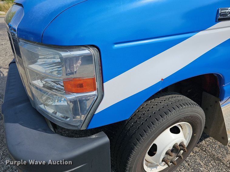 image for item DN8747 2014 Ford E450 Super Duty  shuttle bus