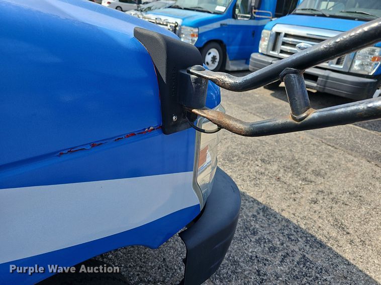 image for item DN8747 2014 Ford E450 Super Duty  shuttle bus