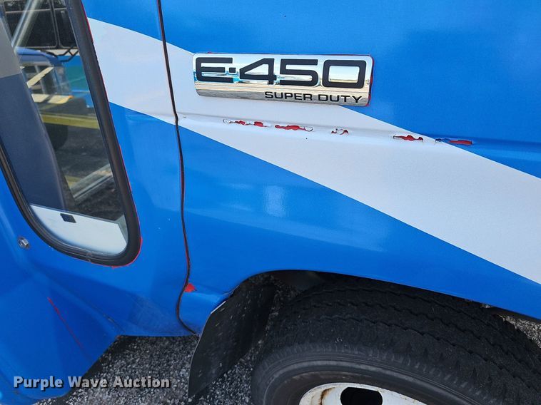 image for item DN8747 2014 Ford E450 Super Duty  shuttle bus