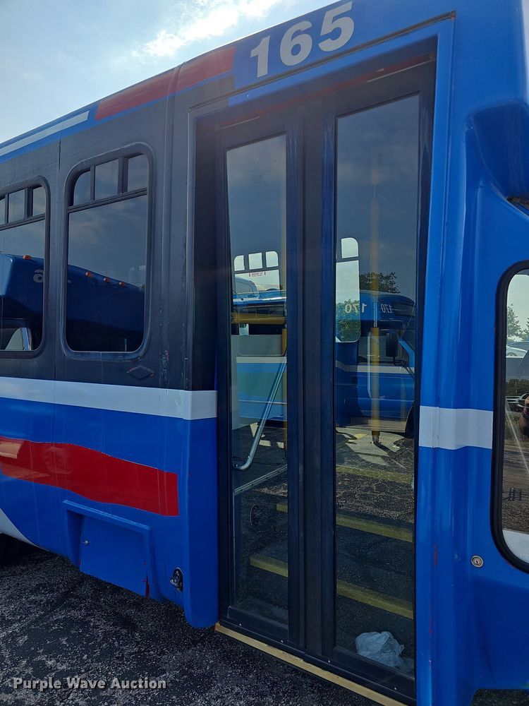 image for item DN8747 2014 Ford E450 Super Duty  shuttle bus