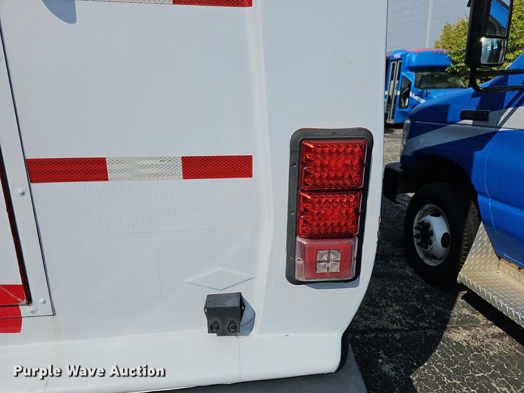 image for item DN8747 2014 Ford E450 Super Duty  shuttle bus
