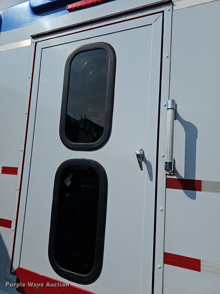 image for item DN8747 2014 Ford E450 Super Duty  shuttle bus