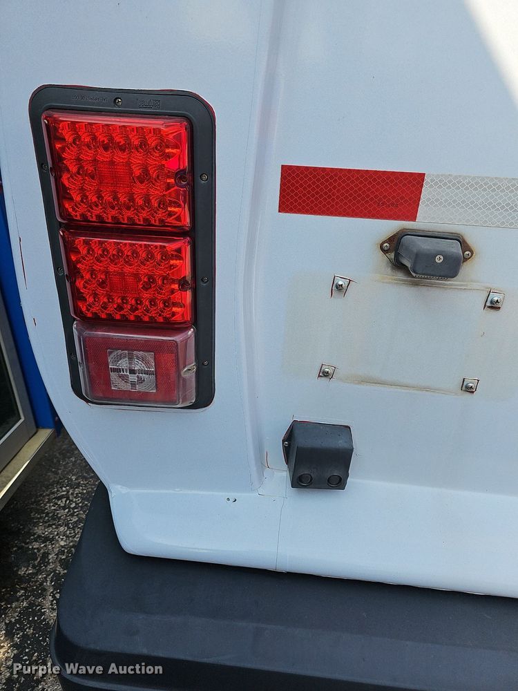 image for item DN8747 2014 Ford E450 Super Duty  shuttle bus