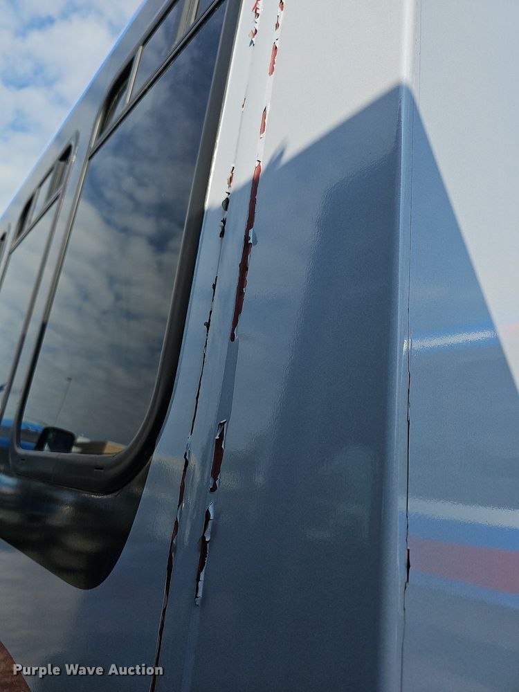 image for item DN8747 2014 Ford E450 Super Duty  shuttle bus