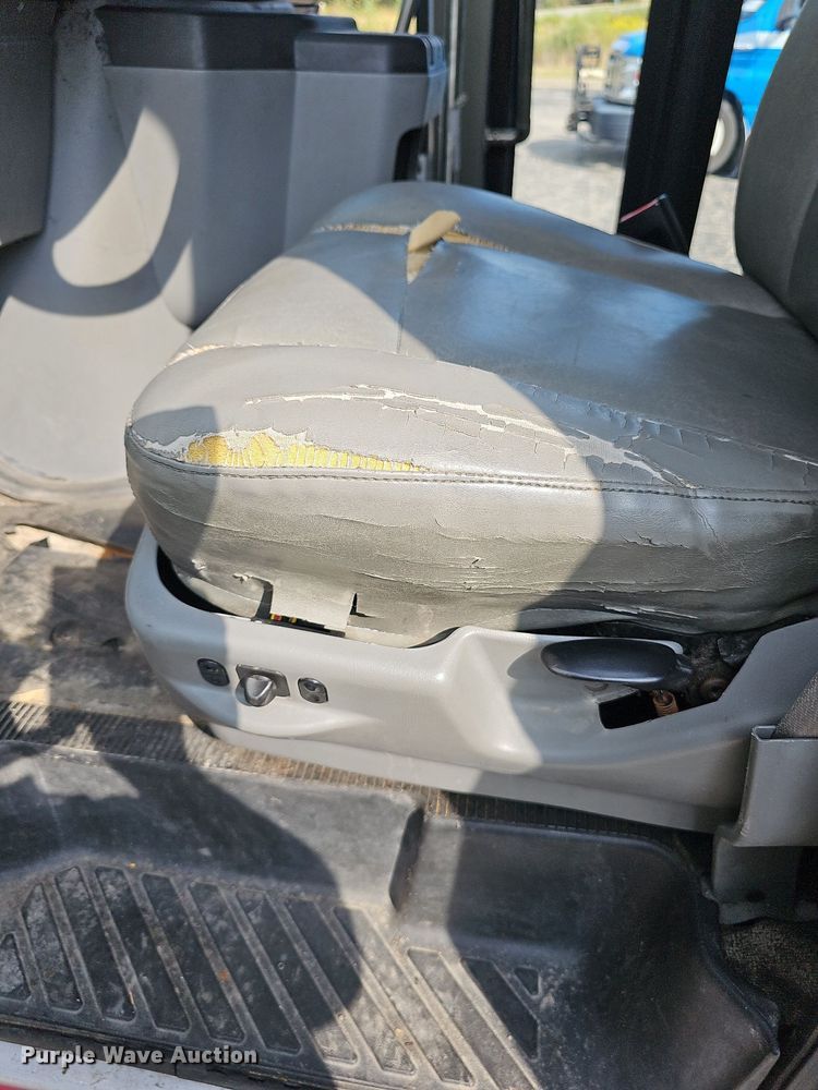 image for item DN8747 2014 Ford E450 Super Duty  shuttle bus