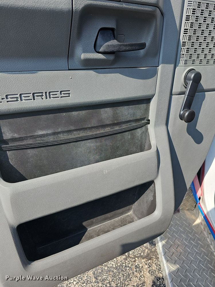 image for item DN8747 2014 Ford E450 Super Duty  shuttle bus