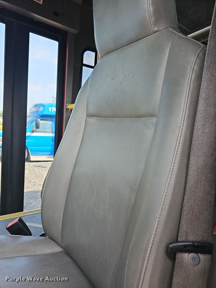 image for item DN8747 2014 Ford E450 Super Duty  shuttle bus