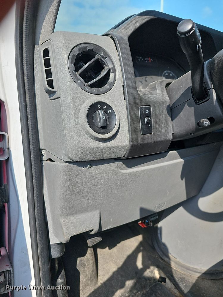 image for item DN8747 2014 Ford E450 Super Duty  shuttle bus