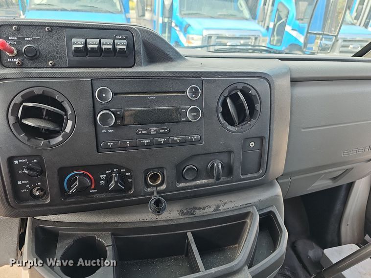 image for item DN8747 2014 Ford E450 Super Duty  shuttle bus