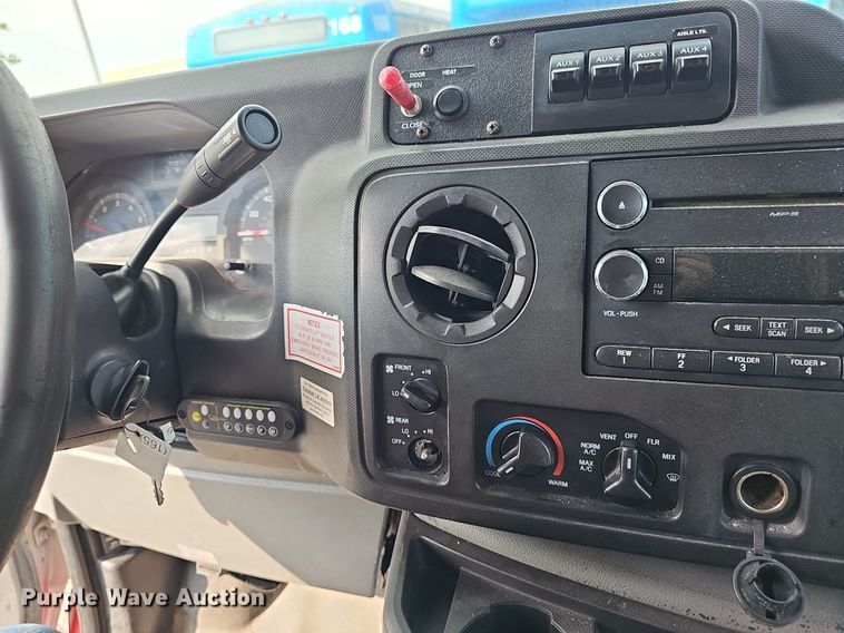 image for item DN8747 2014 Ford E450 Super Duty  shuttle bus