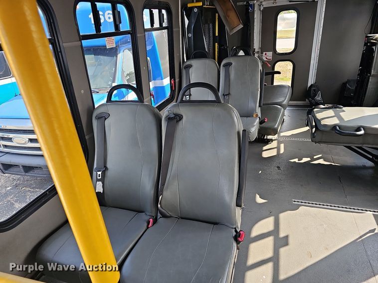 image for item DN8747 2014 Ford E450 Super Duty  shuttle bus