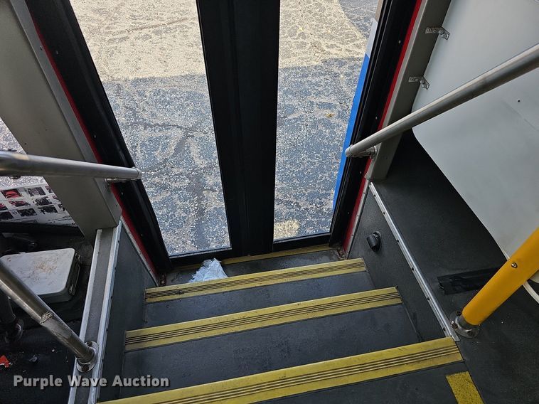 image for item DN8747 2014 Ford E450 Super Duty  shuttle bus