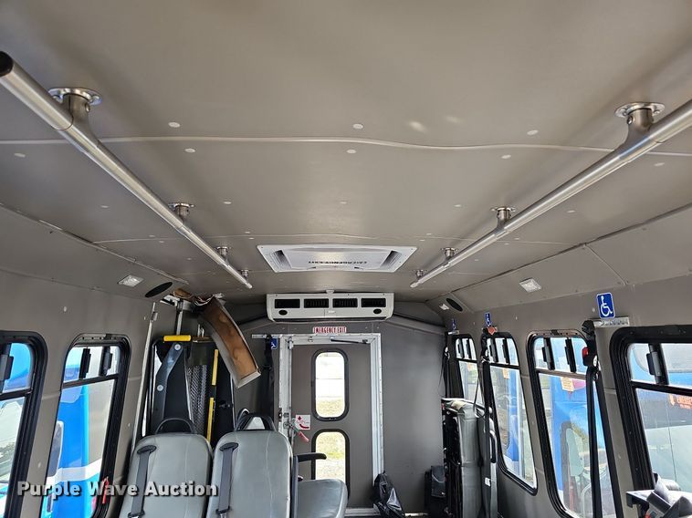 image for item DN8747 2014 Ford E450 Super Duty  shuttle bus
