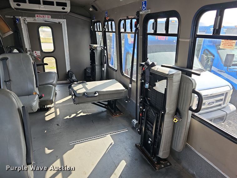 image for item DN8747 2014 Ford E450 Super Duty  shuttle bus