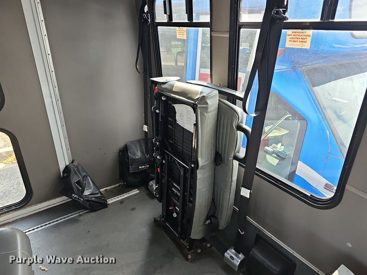 image for item DN8747 2014 Ford E450 Super Duty  shuttle bus