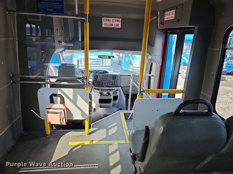 image for item DN8747 2014 Ford E450 Super Duty  shuttle bus