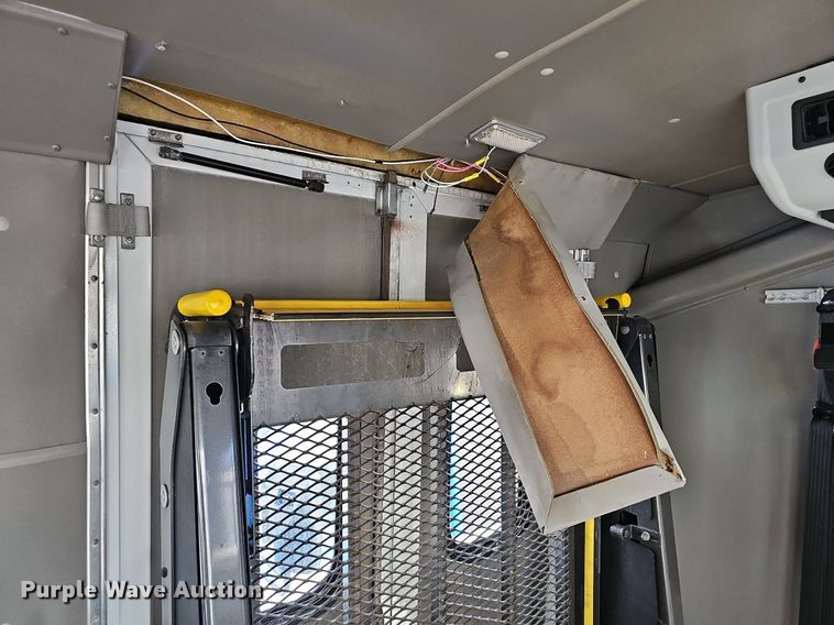 image for item DN8747 2014 Ford E450 Super Duty  shuttle bus