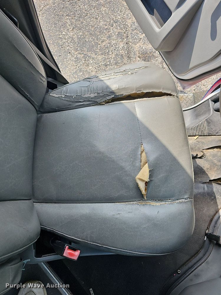 image for item DN8747 2014 Ford E450 Super Duty  shuttle bus