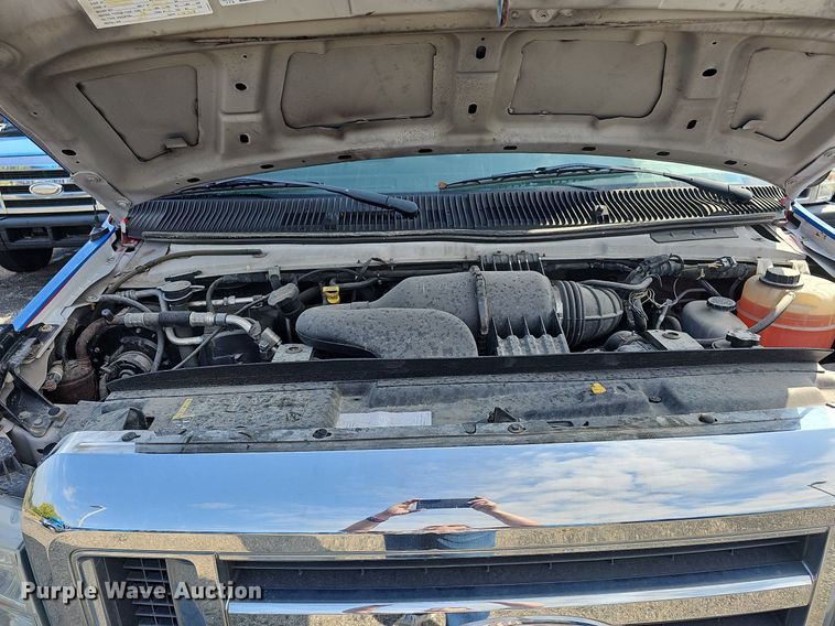 image for item DN8747 2014 Ford E450 Super Duty  shuttle bus