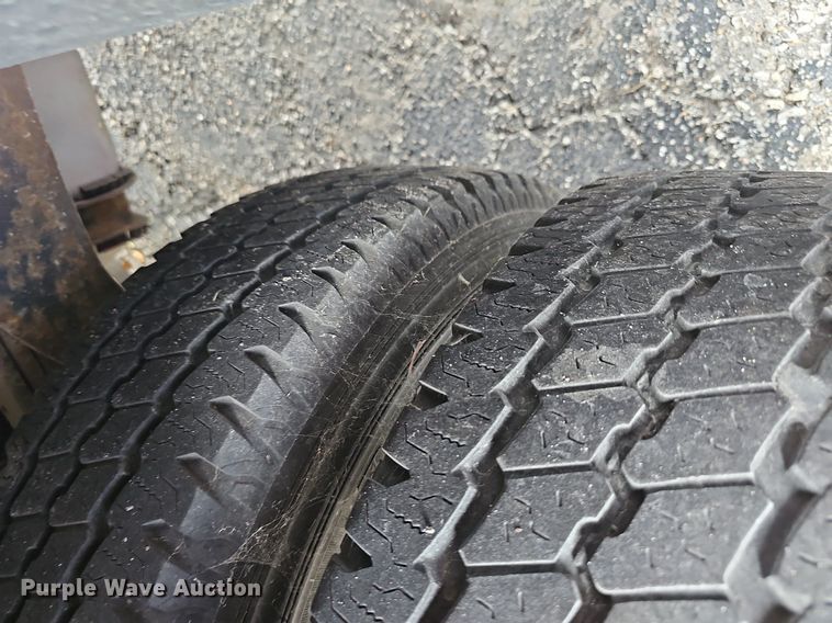 image for item DN8747 2014 Ford E450 Super Duty  shuttle bus