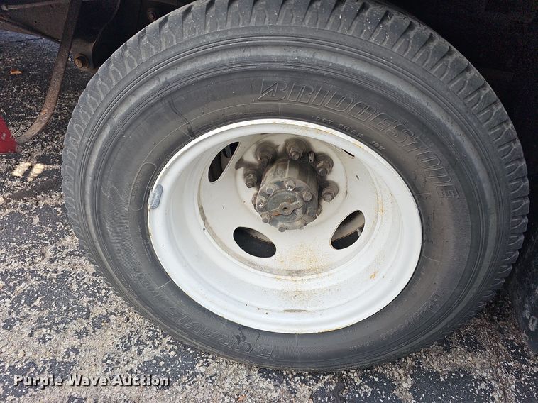 image for item DN8747 2014 Ford E450 Super Duty  shuttle bus