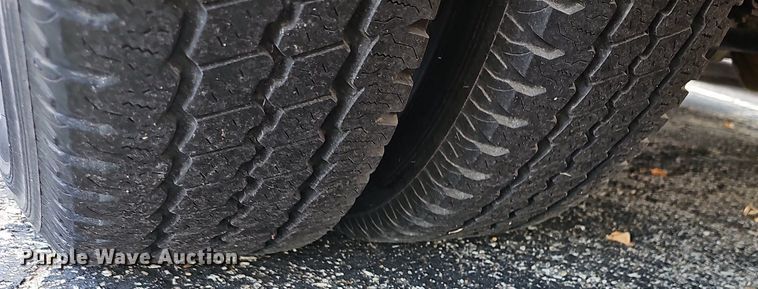 image for item DN8747 2014 Ford E450 Super Duty  shuttle bus