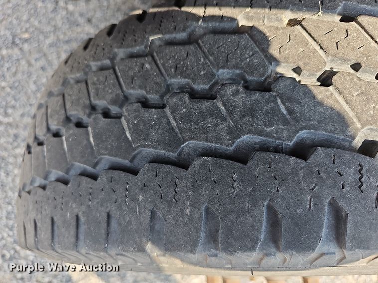 image for item DN8747 2014 Ford E450 Super Duty  shuttle bus