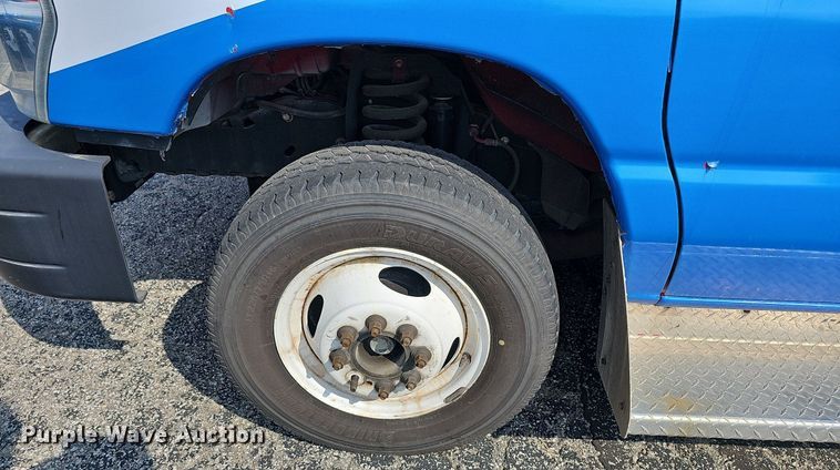 image for item DN8747 2014 Ford E450 Super Duty  shuttle bus