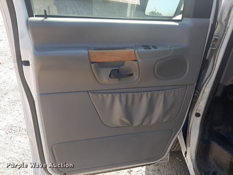 image for item DO3060 2002 Ford E150 XL  van