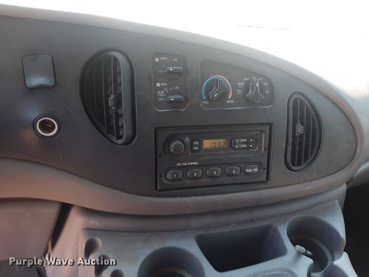 image for item DO3060 2002 Ford E150 XL  van