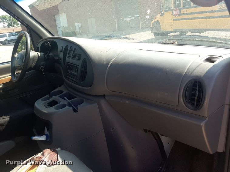 image for item DO3060 2002 Ford E150 XL  van