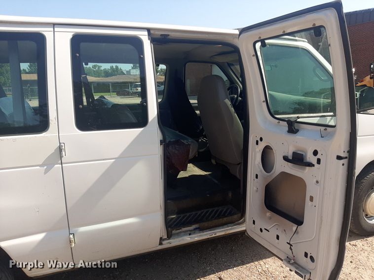 image for item DO3060 2002 Ford E150 XL  van
